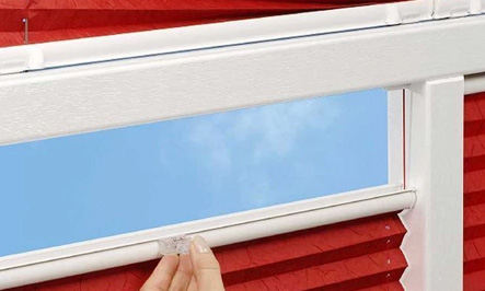 В проем окна или на стену